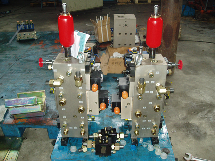 Capsule vulcanizing machine valve group