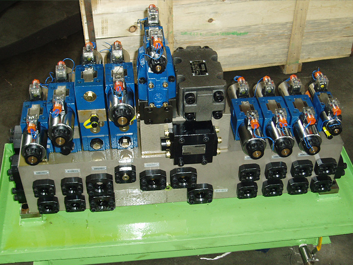 Pipe bending machine valve group