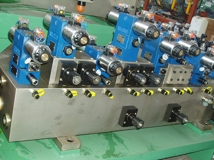 Pipe bending machine valve group